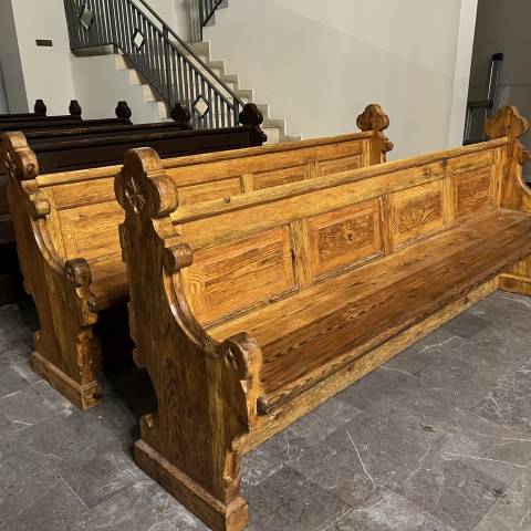 Renowacja ławek w kościele
